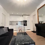 Luxury Appartment, Champs Elysées, Neuf !